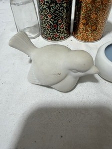 lot 2200 image: 1987 Watkins Limited edition collector spice tinsshakers and a Ceramic bird
