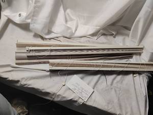 lot 2288 image: Window Blinds