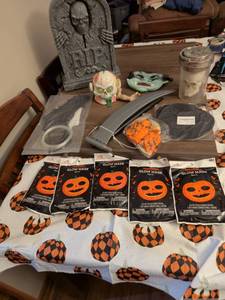 lot 85 image: Celebridots Halloween Glow Mask 5-Pack Jack-O-Lantern Pumpkin Glow Sticks