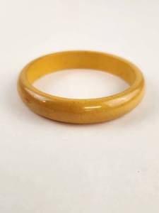 lot 106 image: Vintage Vibrant Yellow Bakelite Bangle