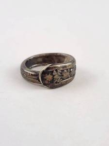 lot 120 image: Vintage Sterling Silver Spoon Ring with Engraved Motifs 6.8g Sz 6