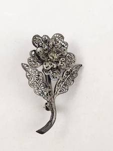 lot 123 image: Vintage Sterling Silver Filigree Flower Brooch with Openwork Petals and Leaves 4.7g