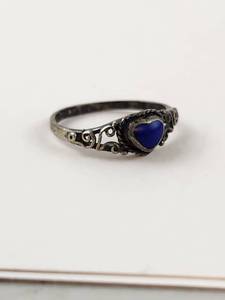 lot 124 image: Vintage Sterling Silver Heart-Shaped Ring with Ornamental Band Sz 6.75