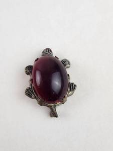 lot 139 image: Vintage 1940s Turtle Jelly Belly Brooch