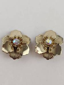 lot 151 image: Vintafe Pair of Flower-Shaped Clip Earrings with Aurora Borealis Rhinestone Centers