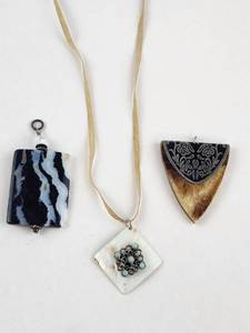 lot 160 image: Pendant Lot Shell Art Glass