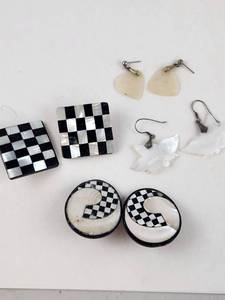 lot 163 image: Vintage Shell Jewelry Lot Earrings