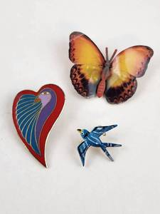 lot 164 image: Lot of Animal Brooches Butterfly Bird Heart
