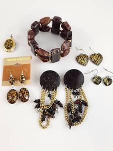 lot 202 image: Fashion Jewelry Lot 6 Pieces Earrings Bracelet Pendant
