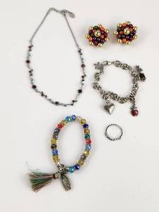 lot 203 image: Fashion Jewelry Lot Necklace Bracelets Earrings