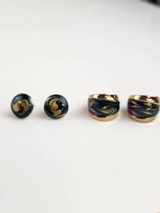 lot 209 image: Jewelry Set Stud Earrings and Hoop Earrings with Enamel Detail