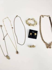 lot 211 image: Fashion Jewelry Lot 7 Pieces Necklaces Bracelet Earrings