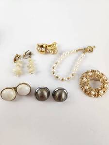 lot 237 image: Jewelry Lot Pearl and Metal Earrings Bracelet Brooch Vintage