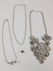 lot 247 image: 3-Piece Floral Statement Necklace Lot