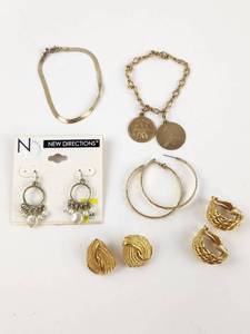lot 256 image: Fashion Jewelry Lot Bracelets Earrings Necklace