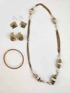 lot 265 image: Gold-Tone Jewelry Set with Necklace Bracelet and Earrings