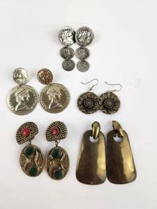 lot 266 image: Earrings Lot Vintage to Now