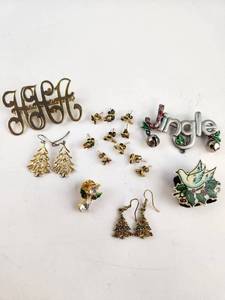 lot 267 image: Christmas Jewelry Lot Earrings Decorative Pins Brooches Holiday