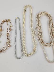 lot 278 image: Lot of 5 Pearl and Beaded Necklaces Silver Gold Cream