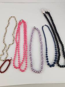 lot 280 image: Beaded Necklace Lot 7 Pieces Mixed Colors Pink Purple Navy Black Vintage to Now