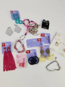 lot 281 image: Fashion Jewelry Lot Earrings Bracelets Necklaces 13 Pieces