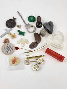 lot 284 image: Mixed Lot Collectible Charms Pendants Trinkets&nbsp