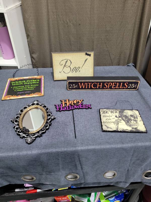 lot 616 image: Halloween Decoration Lot 6 Pieces Witch Spells Mirror Boo Sign