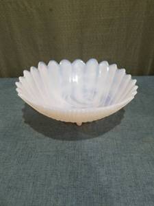 lot 977 image: Shell-Shaped Bowl Dish