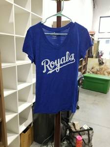 lot 993 image: Kansas City Royals Womens V-Neck T-Shirt Size L