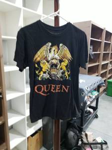 lot 994 image: Queen Band T-Shirt Black Cotton Crest Logo Size S
