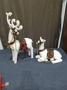 lot 1016 image: 2-Piece Reindeer Figurine Set with Holiday Decorations