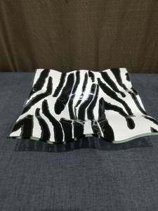 lot 1028 image: Zebra Stripe Pattern Decorative Bowl Black White