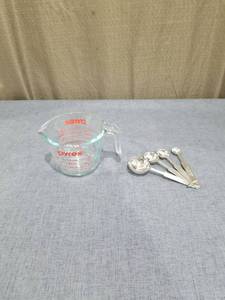 lot 1035 image: Pyrex 1 Cup Measuring Cup with 4-Piece Measuring Spoon Set