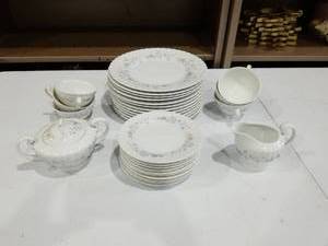 lot 1056 image: Mikasa Fine China Trentham 9310 Dinnerware Set
