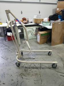 lot 1060 image: Patient Lift Stand with Hydraulic Boom and Casters