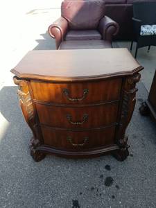 lot 25 image: Pulaski Furniture 3-Drawer Nightstand