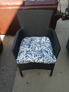 lot 36 image: Outdoor Wicker Armchair with Blue and White Floral Cushion