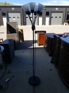 lot 40 image: 5-Head Floor Lamp with Gray Shades Black Pole and Base