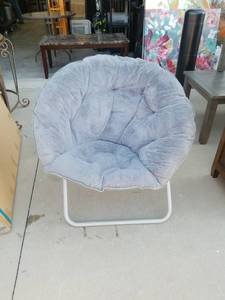 lot 49 image: Folding Saucer Chair with Gray Cushion