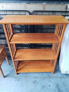 lot 2712 image: 4-Shelf Bookcase with Vertical Slat Sides