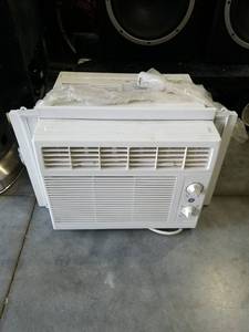 lot 2718 image: GE Window Air Conditioner Unit White