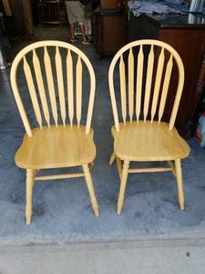 lot 2719 image: Pair of Windsor-Style Dining Chairs with Spindle Back