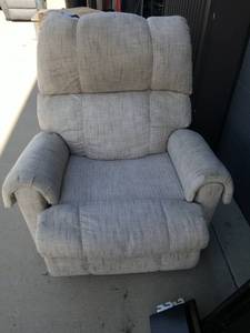 lot 2722 image: RECLINER NEEDS CLEANING SEE PICTURES