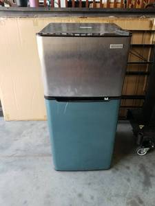 lot 2723 image: Frigidaire Top-Freezer Refrigerator