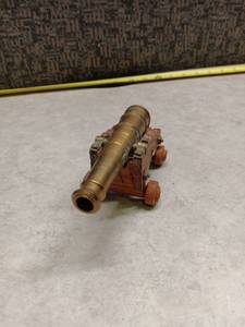 lot 3029 image: Miniature Cannon Model with Wood Carriage and Wheels - Back Wheels detached