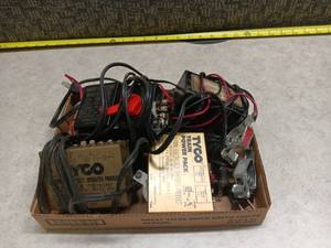 lot 3098 image: Tyco Train Power Pack Lot 18V DC 20V AC Input 120V 5060Hz Model 899B