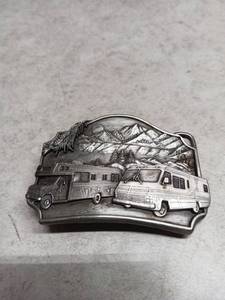 lot 3123 image: Siskiyou Buckle Co. Mobile Home RV Mountain Scene Belt Buckle L-50