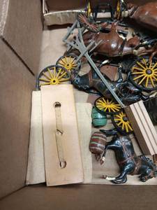 lot 3149 image: Die-cast Horse-drawn Carriage Lot with Wagon Wheels and Accessories