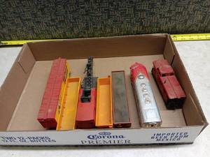 lot 3161 image: Lot of 7 Vintage Lionel Train Cars and Accessories