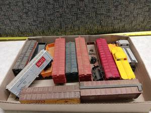 lot 3185 image: Model Train Freight Cars and Caboose Lot Rock Island Union Pacific